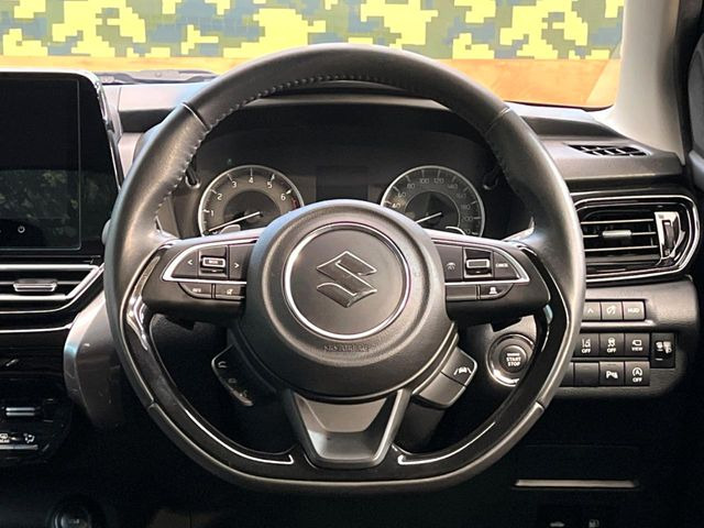 �C���e���A�ɍ��킹���f�U�C���̃X�e�A�����O�́A�^�]�������̂��Ƃ��l���A�^�]���₷���`��A�傫���ł��B�����x�A���ۂɐG���Ă��m���߂��������B