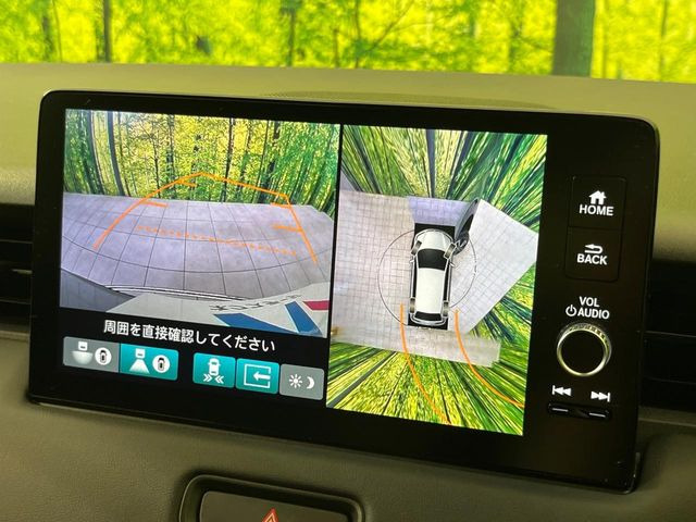 【マルチビューカメラシステム】専用のカメラにより、上から見下ろしたような視点で360度クルマの周囲を確認することができます☆死角部分も確認しやすく、狭い場所での切り返しや駐車もスムーズに行えます。