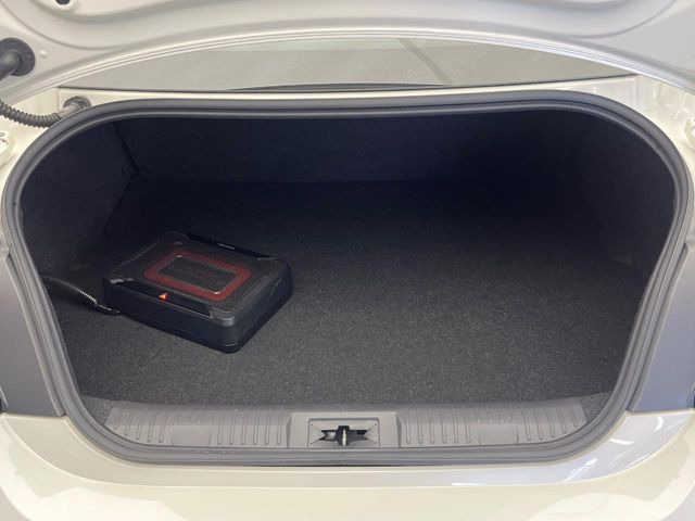 積み下ろしのしやすいデッキにはたっぷりと荷物を積み込んでいただけます。遊びから仕事まで、様々なシーンで頼れます♪