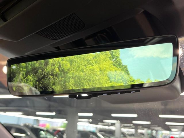 【スマートリヤビューミラー】後席の大きな荷物や同乗者で後方が確認しづらい時でも安心!カメラが撮影した車両後方の映像をルームミラー内に表示。クリアな視界で状況の確認が可能です!