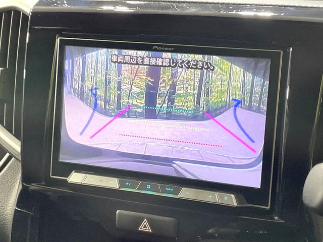 【バックカメラ】駐車時に後方がリアルタイム映像で確認できます。大型商業施設や立体駐車場での駐車時や、夜間のバック時に大活躍!運転スキルに関わらず、今や必須となった装備のひとつです!