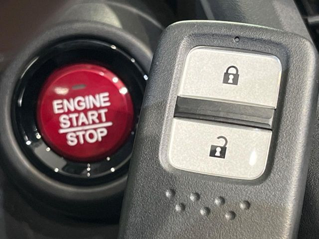 �yHonda�X�}�[�g�L�[�z�J�o����|�P�b�g�ɓ��ꂽ�܂܂ł��h�A�̎{���E�������\�ȃX�}�[�g�L�[�𑕔��B�G���W���̃I���E�I�t�����J�M�����o���K�v����������Ƃ��Ă��֗��ł���