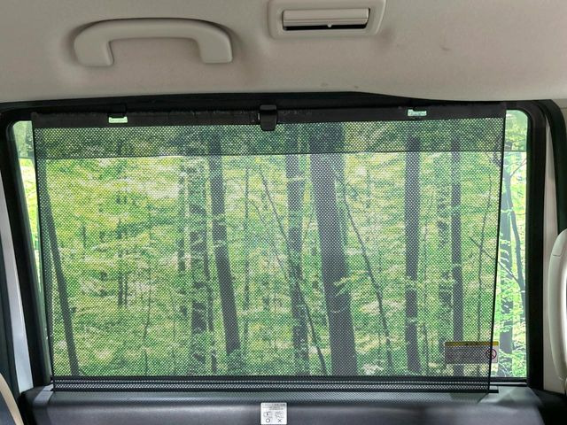【ロールシェード】日差しや車外からの光が眩しいときにサッと引き出して使える、ロール格納タイプのサンシェードを装備。後席に乗ったお子様がウトウトしだした時など、ぜひご活用ください♪