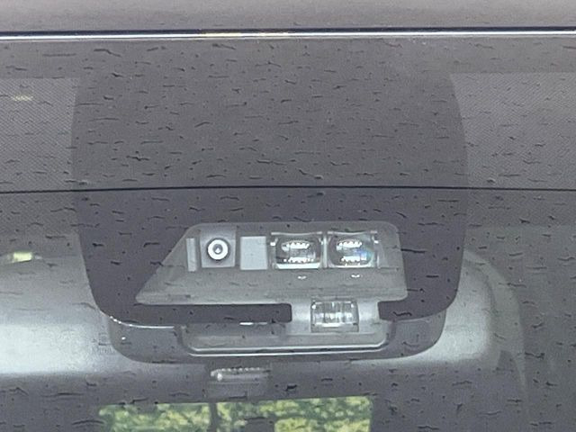 【トヨタセーフティセンス】走行中に前方の車両等を認識し、衝突しそうな時は警報とブレーキで衝突回避と被害軽減をアシスト。より安全にドライブをお楽しみいただけます。
