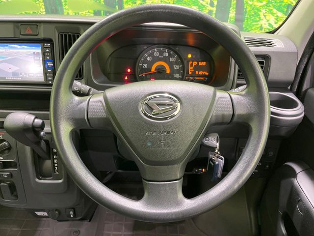 インテリアに合わせたデザインのステアリングは、運転される方のことも考え、運転しやすい形状、大きさです。是非一度、実際に触ってお確かめください。