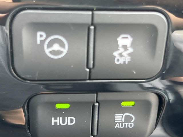 【カラーヘッドアップディスプレイ】現在の速度や走行情報をデジタル表示で運転席前方のガラスに投影!カラー付きで視認性も高く、運転中目線をずらさず必要な情報を確認できるのでとっても便利で安心!