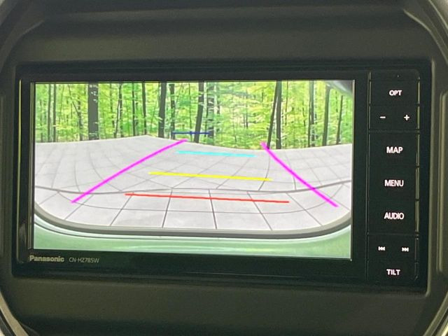 【バックカメラ】駐車時に後方がリアルタイム映像で確認できます。大型商業施設や立体駐車場での駐車時や、夜間のバック時に大活躍!運転スキルに関わらず、今や必須となった装備のひとつです!