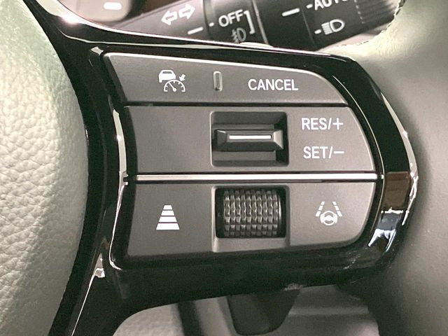 【アダプティブクルーズコントロール】高速道路での長距離走行が楽に!!自動で速度を保つクルーズコントロールが、衝突軽減システムと連携し、前方の車両を感知して車間を保つように速度調節してくれます!!