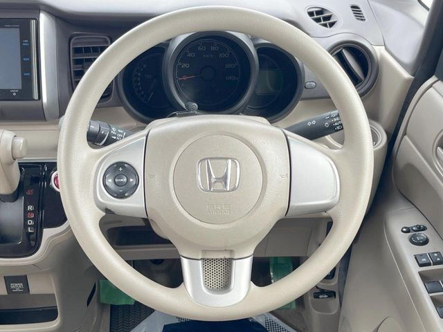 インテリアに合わせたデザインのステアリングは、運転される方のことも考え、運転しやすい形状、大きさです。是非一度、実際に触ってお確かめください。