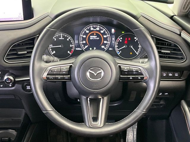 【純正革巻きステアリング】上質な革を使用することで、手にしっかり馴染みとても運転しやすいハンドルです♪