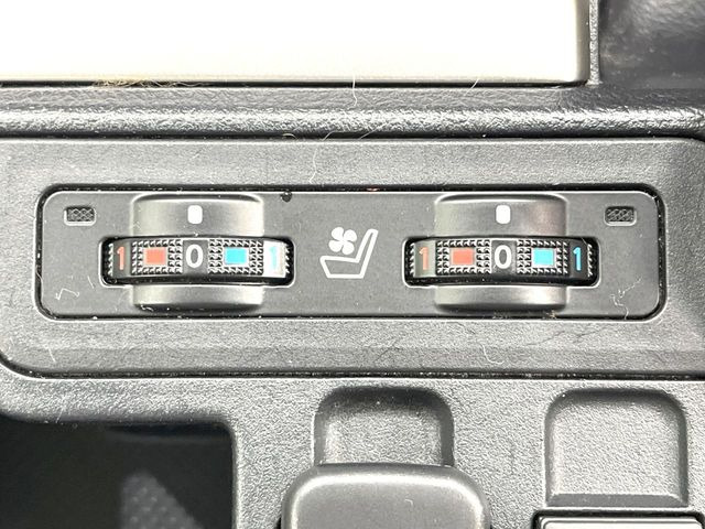 【シートヒーター&ベンチレーション】夏場は涼しい風でお尻や背中の熱やムレを防ぎ、冬はエアコンよりも早く温まってポカポカに!季節を問わず快適に過ごせます。