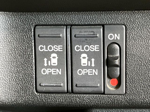 【両側パワースライドドア】スマートキーや運転席のスイッチで後席両側スライドドアの開閉が可能♪電動だから力を入れてドアを開ける必要が無く、小さなお子様でも簡単に開け閉めでき快適です♪