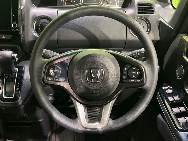 インテリアに合わせたデザインのステアリングは、運転される方のことも考え、運転しやすい形状、大きさです。是非一度、実際に触ってお確かめください。