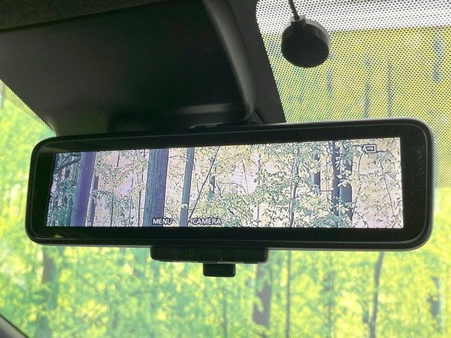 【インテリジェントルームミラー】後席の大きな荷物や同乗者で後方が確認しづらい時でも安心!カメラが撮影した車両後方の映像をルームミラー内に表示。クリアな視界で状況の確認が可能です!