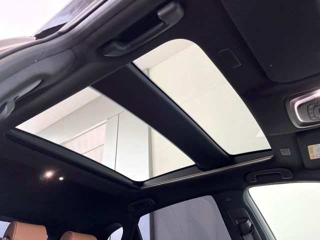【ガラスルーフ】ガラスルーフ搭載で車内の解放感が一気にアップ!開放的なドライブをお楽しみいただけます。