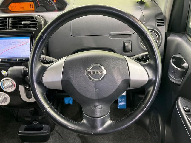 �C���e���A�ɍ��킹���f�U�C���̃X�e�A�����O�́A�^�]�������̂��Ƃ��l���A�^�]���₷���`��A�傫���ł��B�����x�A���ۂɐG���Ă��m���߂��������B
