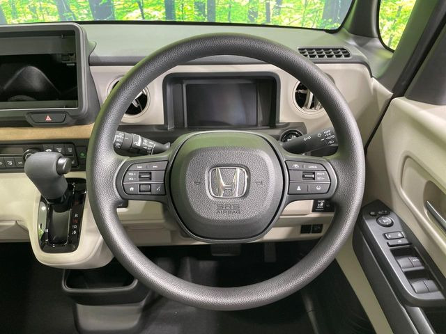 インテリアに合わせたデザインのステアリングは、運転される方のことも考え、運転しやすい形状、大きさです。是非一度、実際に触ってお確かめください。