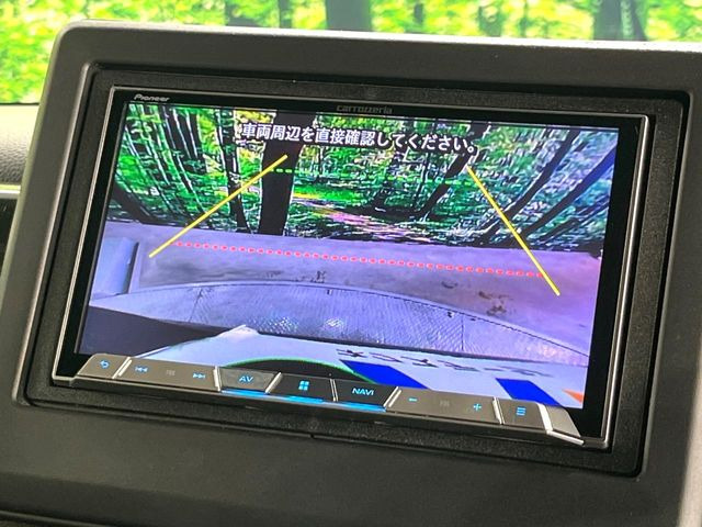 【バックカメラ】駐車時に後方がリアルタイム映像で確認できます。大型商業施設や立体駐車場での駐車時や、夜間のバック時に大活躍!運転スキルに関わらず、今や必須となった装備のひとつです!