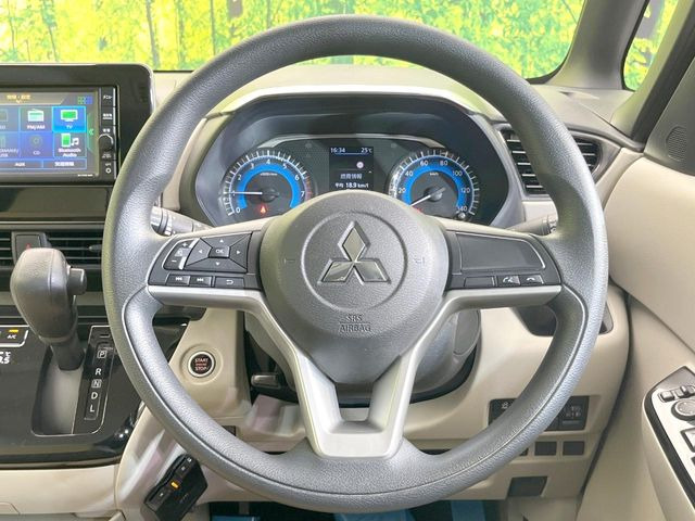 �C���e���A�ɍ��킹���f�U�C���̃X�e�A�����O�́A�^�]�������̂��Ƃ��l���A�^�]���₷���`��A�傫���ł��B�����x�A���ۂɐG���Ă��m���߂��������B