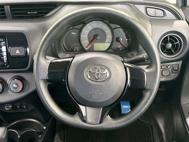 インテリアに合わせたデザインのステアリングは、運転される方のことも考え、運転しやすい形状、大きさです。是非一度、実際に触ってお確かめください。