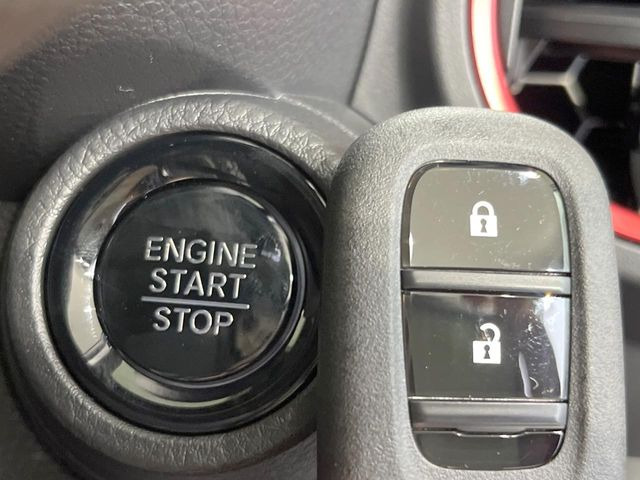 �yHonda�X�}�[�g�L�[�z�J�o����|�P�b�g�ɓ��ꂽ�܂܂ł��h�A�̎{���E�������\�ȃX�}�[�g�L�[�𑕔��B�G���W���̃I���E�I�t�����J�M�����o���K�v����������Ƃ��Ă��֗��ł���