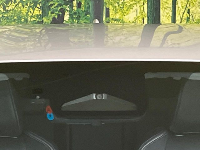 【プリクラッシュセーフティ】前方の車両等を検知し、衝突しそうな時は警報で注意を促し、ブレーキを踏む力をサポート。ブレーキを踏めなかった場合は衝突被害軽減ブレーキが作動、衝突回避をサポートします。