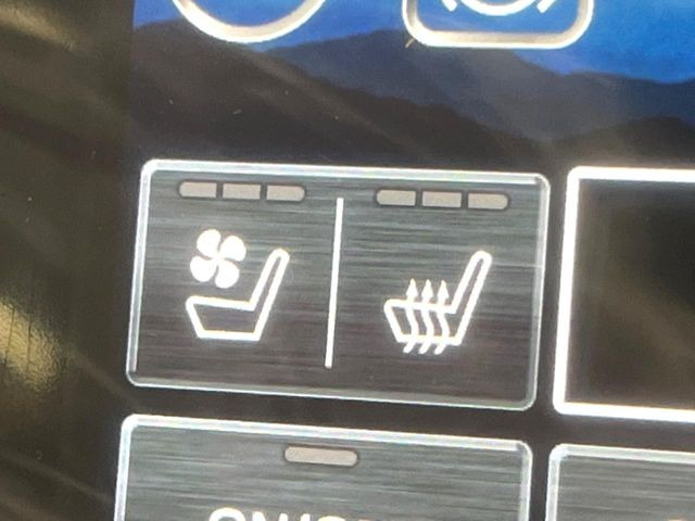 【シートヒーター&ベンチレーション】夏場は涼しい風でお尻や背中の熱やムレを防ぎ、冬はエアコンよりも早く温まってポカポカに!季節を問わず快適に過ごせます。