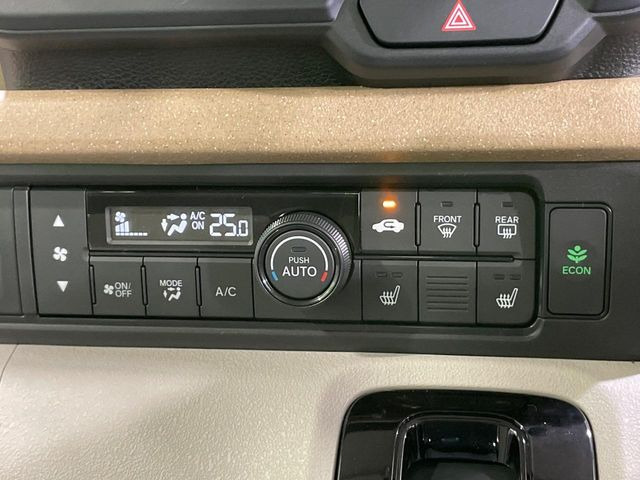 【オートエアコン】一度お好みの温度に設定すれば、車内の温度を検知し風量や温度を自動で調整。暑い&hellip;寒い&hellip;と何度もスイッチ操作をする必要はありません。快適な車内空間には必須の機能ですね♪