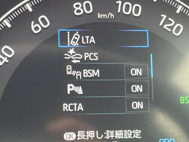 【ブラインドスポットモニター】走行中、ドアミラーの死角になりやすい箇所に後続車が接近するとサイドミラーのレンズに警告を表示!ドライバーに注意喚起をしてくれます。