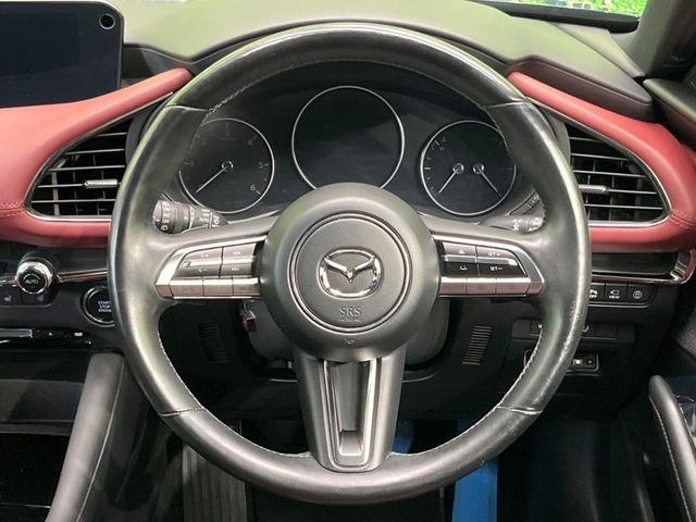 �C���e���A�ɍ��킹���f�U�C���̃X�e�A�����O�́A�^�]�������̂��Ƃ��l���A�^�]���₷���`��A�傫���ł��B�����x�A���ۂɐG���Ă��m���߂��������B