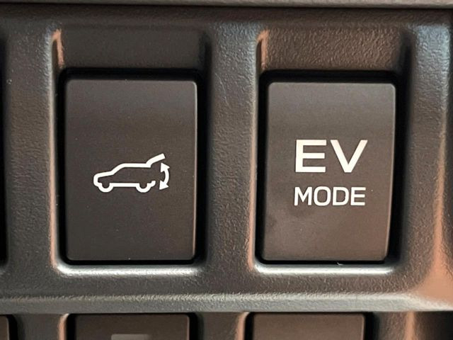 【パワーバックドア】スマートキーや運転席のボタンを押すだけでリアゲートが自動で開閉します!荷物を持っている時や、高い位置にあるバックドアを閉める際に便利な機能です♪