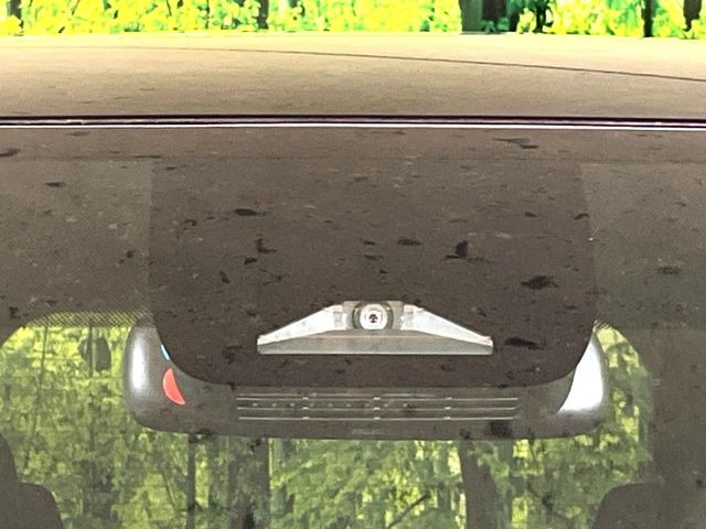 【トヨタセーフティセンス】走行中に前方の車両等を認識し、衝突しそうな時は警報とブレーキで衝突回避と被害軽減をアシスト。より安全にドライブをお楽しみいただけます。