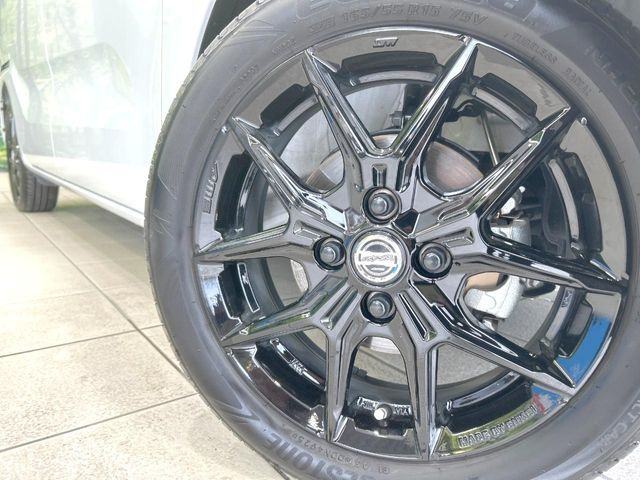 �y����15�C���`�A���~�z�C�[���z�O�ςɃ}�b�`���������A���~�z�C�[���𑕒����Ă���܂��B�e��ЊO�A���~�z�C�[����A�X�^�b�h���X�^�C�����戵�����Ă���܂��B���񂲑��k����������