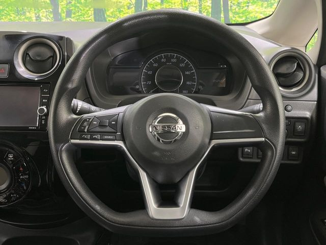 �C���e���A�ɍ��킹���f�U�C���̃X�e�A�����O�́A�^�]�������̂��Ƃ��l���A�^�]���₷���`��A�傫���ł��B�����x�A���ۂɐG���Ă��m���߂��������B