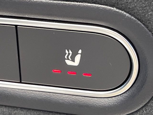 ●フロントシートヒーティング:運転席・助手席共に三段階で調節が可能なシートヒーターを装備しております。季節を問わず快適にご使用いただけます。