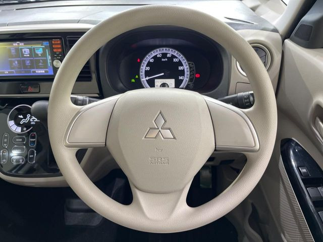 �C���e���A�ɍ��킹���f�U�C���̃X�e�A�����O�́A�^�]�������̂��Ƃ��l���A�^�]���₷���`��A�傫���ł��B�����x�A���ۂɐG���Ă��m���߂��������B