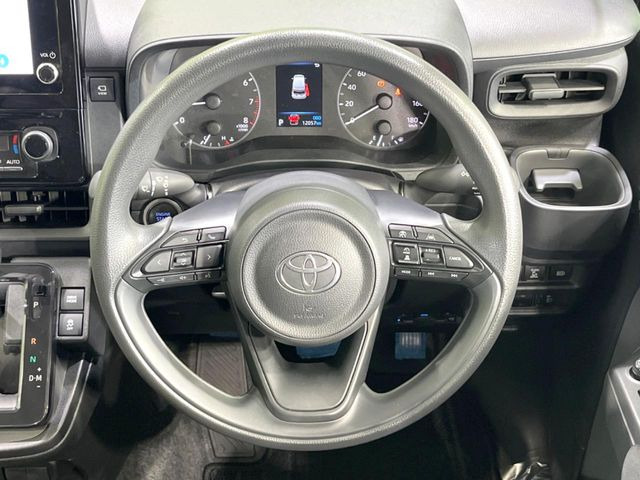 インテリアに合わせたデザインのステアリングは、運転される方のことも考え、運転しやすい形状、大きさです。是非一度、実際に触ってお確かめください。
