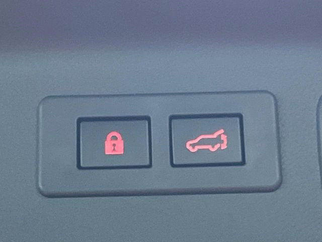 【パワーバックドア】スマートキーや運転席のボタンを押すだけでリアゲートが自動で開閉します!荷物を持っている時や、高い位置にあるバックドアを閉める際に便利な機能です♪