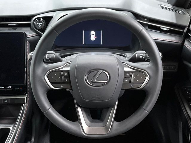 �C���e���A�ɍ��킹���f�U�C���̃X�e�A�����O�́A�^�]�������̂��Ƃ��l���A�^�]���₷���`��A�傫���ł��B�����x�A���ۂɐG���Ă��m���߂��������B