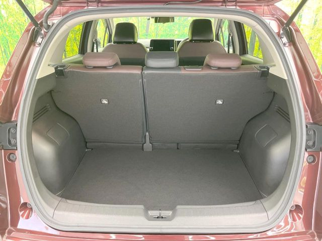 普段のお買い物や通勤、送迎等に十分な荷室スペースを確保しております。セカンドシートを倒すと、大きな荷物の積載も可能です♪