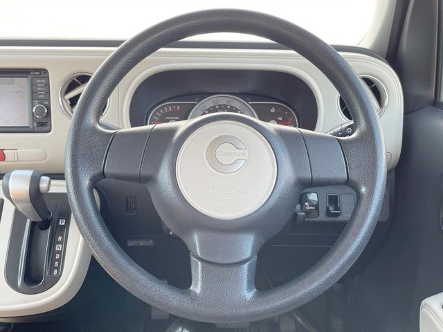 �C���e���A�ɍ��킹���f�U�C���̃X�e�A�����O�́A�^�]�������̂��Ƃ��l���A�^�]���₷���`��A�傫���ł��B�����x�A���ۂɐG���Ă��m���߂��������B