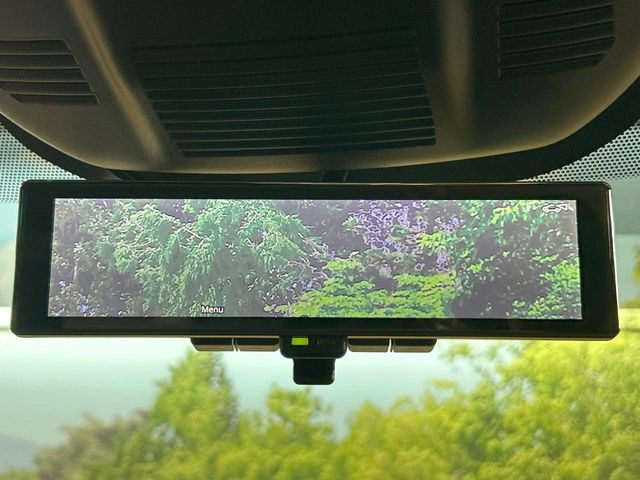 【インテリジェントルームミラー】後席の大きな荷物や同乗者で後方が確認しづらい時でも安心!カメラが撮影した車両後方の映像をルームミラー内に表示。クリアな視界で状況の確認が可能です!