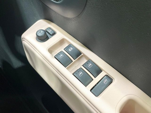 【電動格納ミラー】サイドミラーは電動格納式となっており、狭い駐車場でもキズがつくリスクを抑えられます。