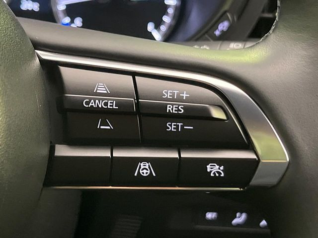 【マツダ・レーダークルーズコントロール】高速道路での長距離走行が楽に!自動で速度を保つクルーズコントロールが、衝突軽減システムと連携し、前方の車両を感知して車間を保つように速度調節してくれます!!