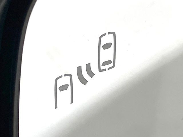 【ブラインドスポットモニター】走行中、ドアミラーの死角になりやすい箇所に後続車が接近するとサイドミラーのレンズに警告を表示!ドライバーに注意喚起をしてくれます。