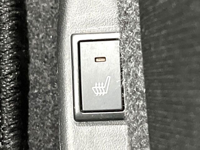 【シートヒーター】寒い日に重宝するシートヒーター!エアコンより早く温まってくれるので寒がりの人も安心ですね♪エアコンの温風は乾燥するから苦手、という方にもをおすすめです。