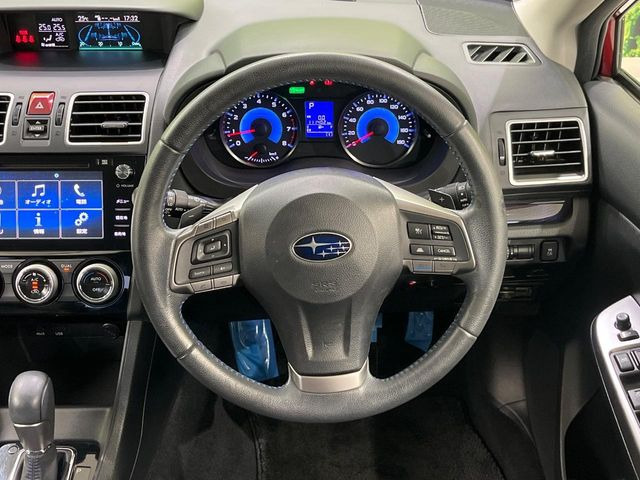 インテリアに合わせたデザインのステアリングは、運転される方のことも考え、運転しやすい形状、大きさです。是非一度、実際に触ってお確かめください。