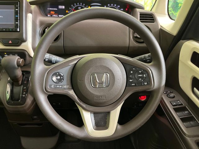 インテリアに合わせたデザインのステアリングは、運転される方のことも考え、運転しやすい形状、大きさです。是非一度、実際に触ってお確かめください。