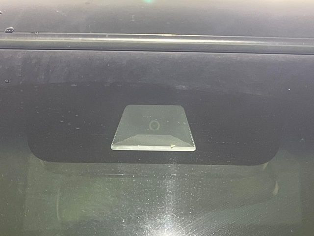 【ホンダセンシング】走行中に前方の車両等を認識し、衝突しそうな時は警報とブレーキで衝突回避と被害軽減をアシスト。より安全にドライブをお楽しみいただけます。