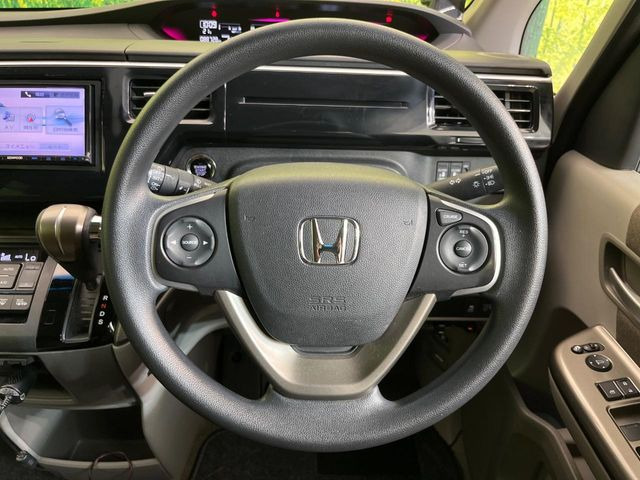 インテリアに合わせたデザインのステアリングは、運転される方のことも考え、運転しやすい形状、大きさです。是非一度、実際に触ってお確かめください。